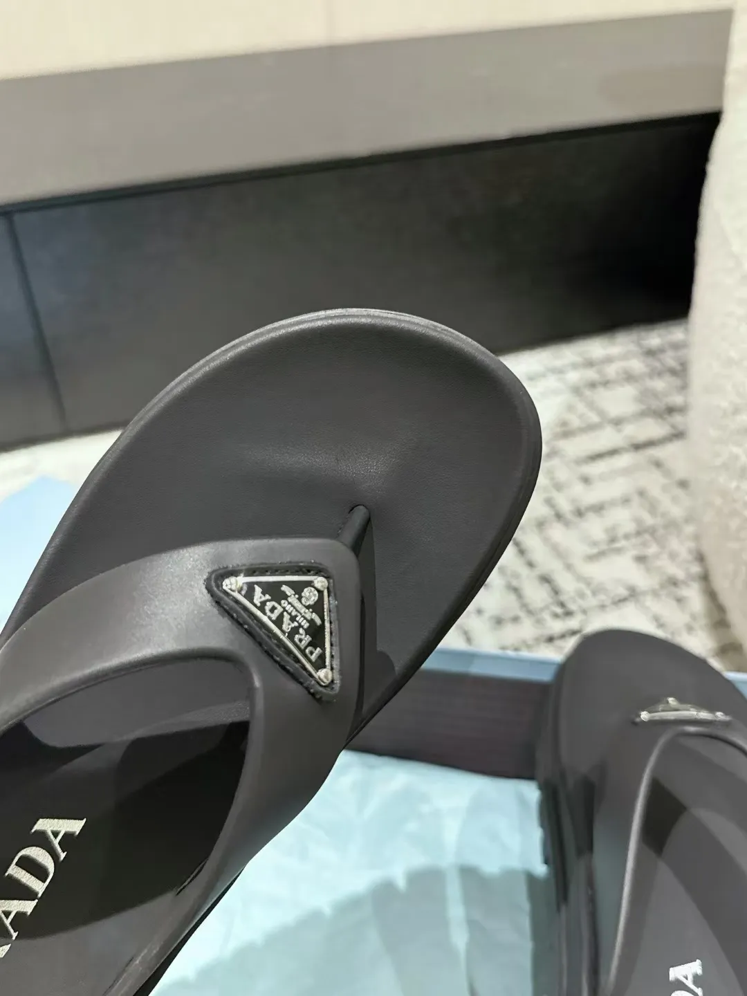 👟👟Ex-factory price 420👟👟 Men's size +10 Couple model Prada 24/ Hot summer hot thick-soled herringbone flip-flops Prada's herringbone flip-flops are a must-have and versatile style for the travel season! ✔️Code number: 39-45 for men, 35-40 for women (customized 40 for women, 45 for men)